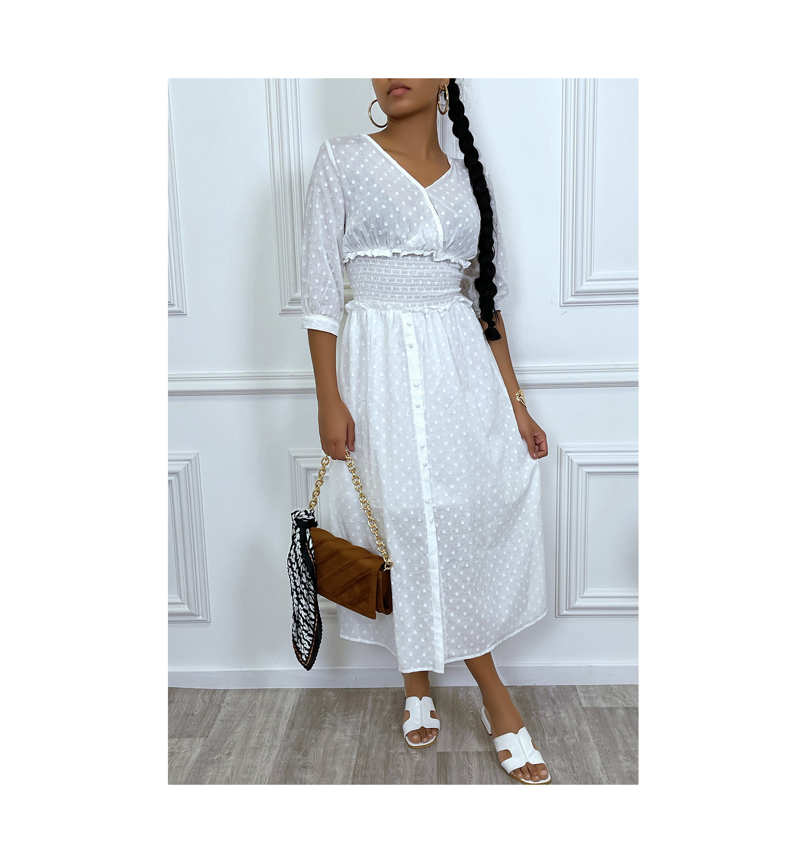 Longue robe blanche cintré à la taille et boutonné à la jupe. Mode femme