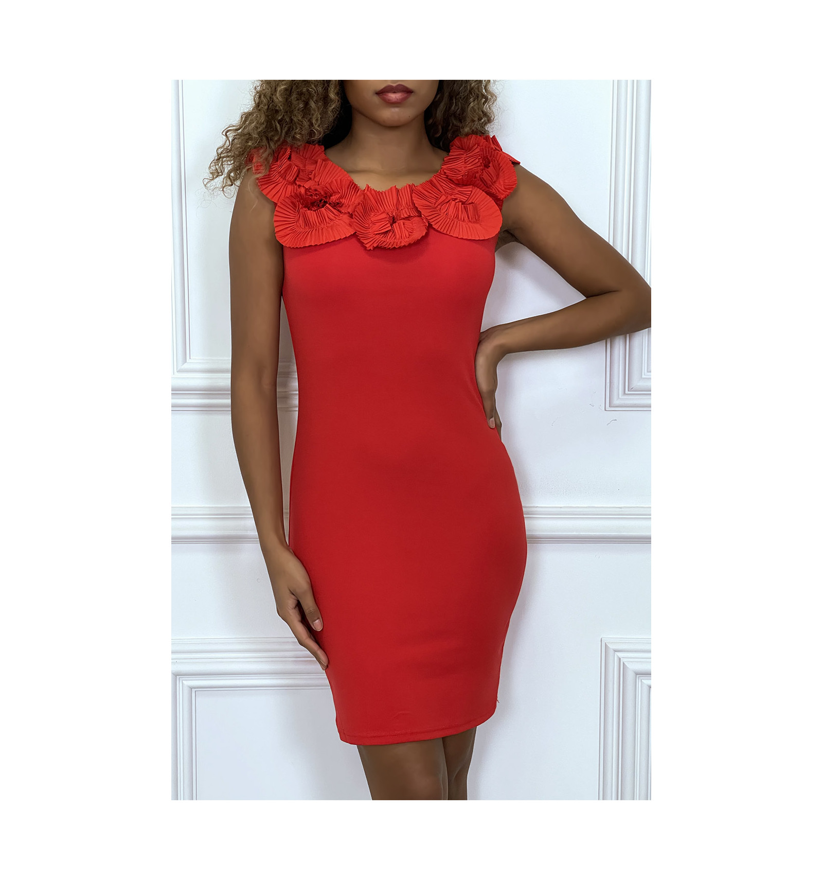 Robe rouge moulante à col froufrou