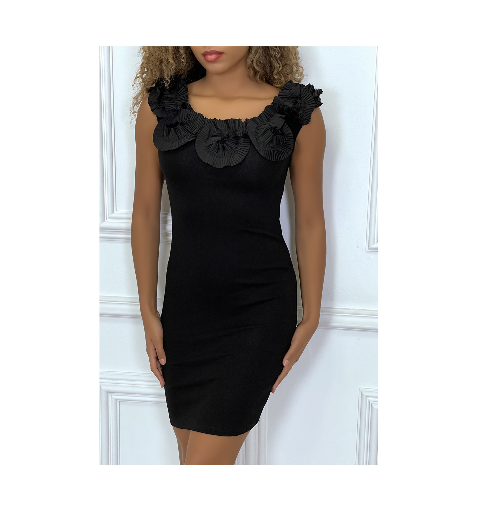 Robe noir moulante à col froufrou