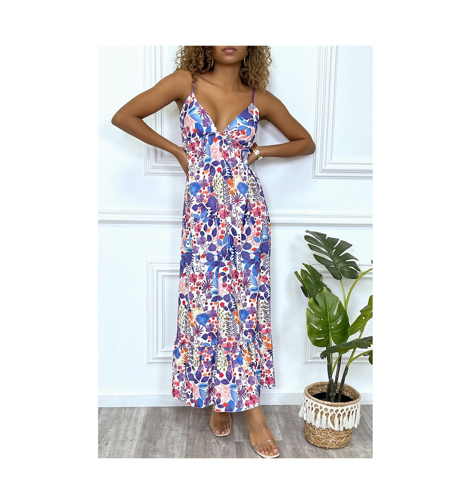 Longue robe motif fleurie lilas avec ?�lastique ?� la taille et volant en bas.