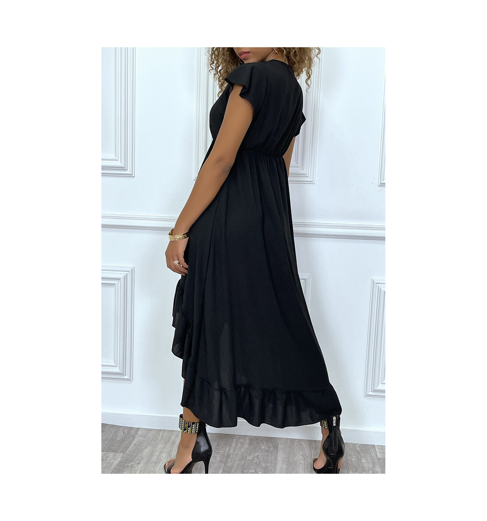 Longue robe noire courte devant et long derrière avec volant et croisé