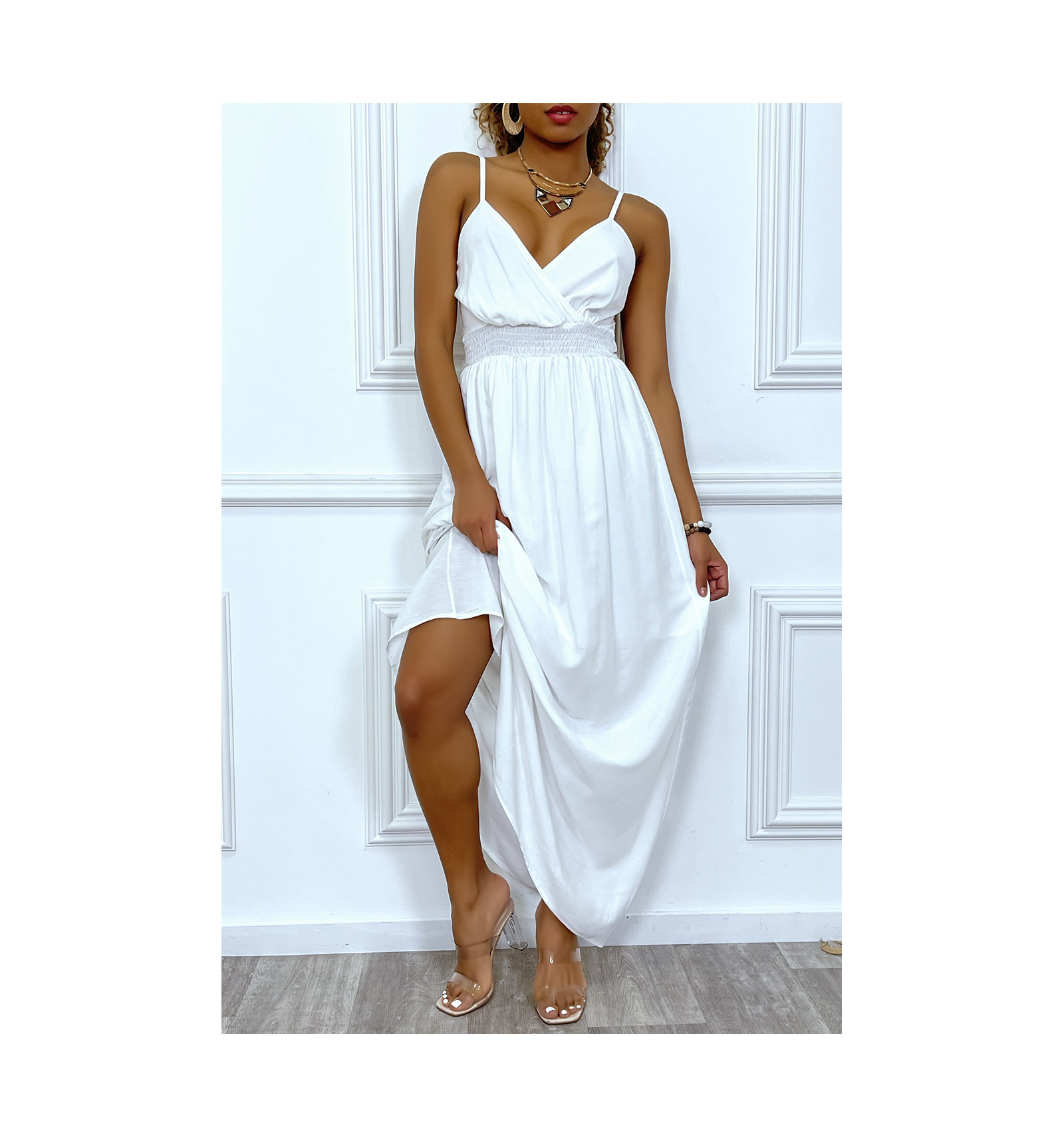 Robe longue blanche d?�collet?� cache-coeur et serr?�e ?� la taille