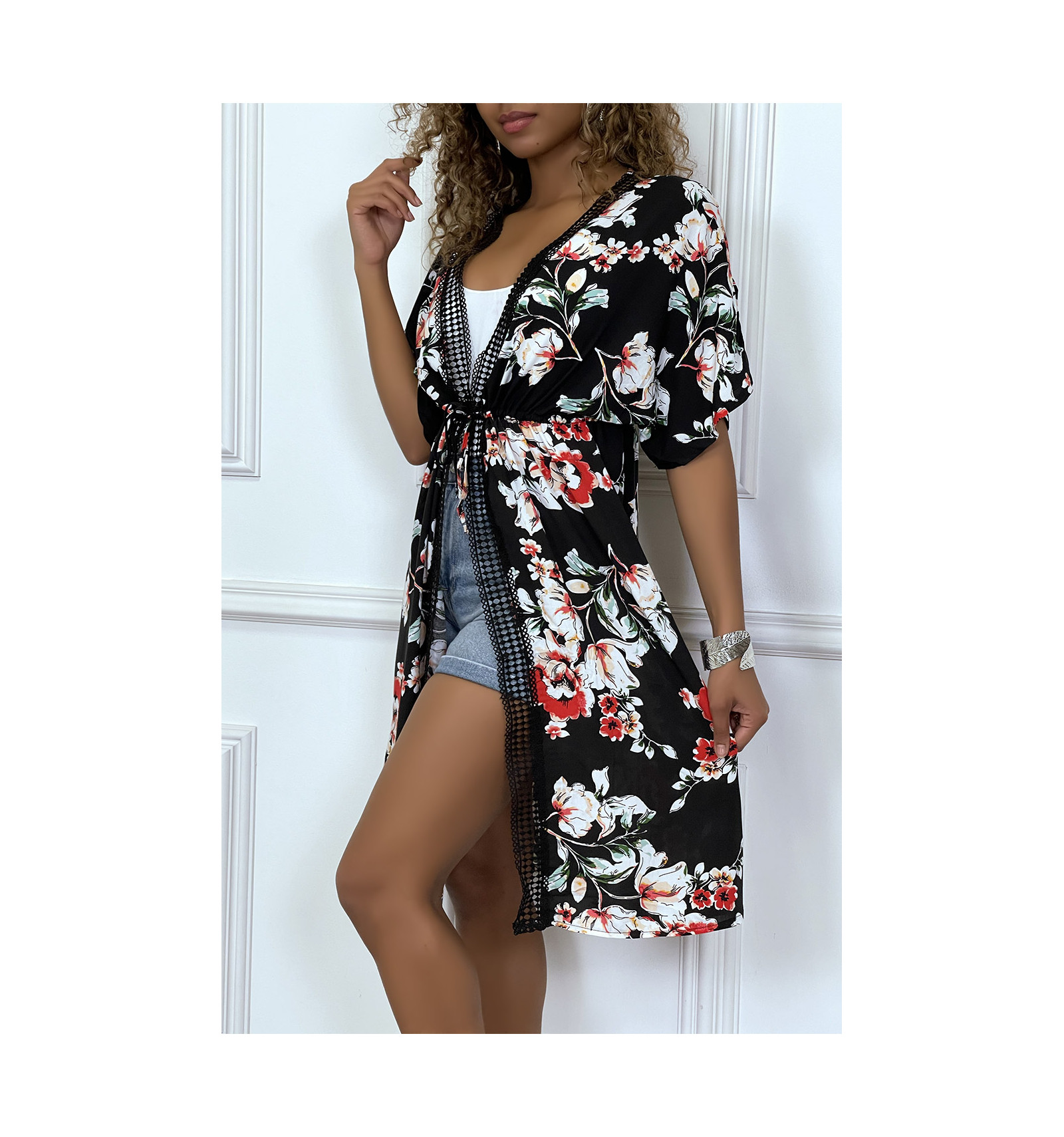 Kimono milong noir ceinturé avec imprimés et dentelle
