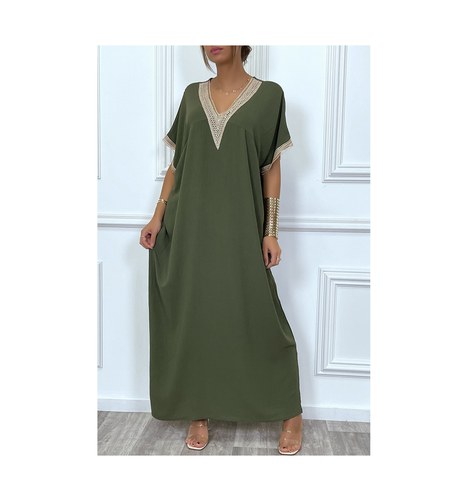 Robe longue kaki, fluide avec détails en dentelle