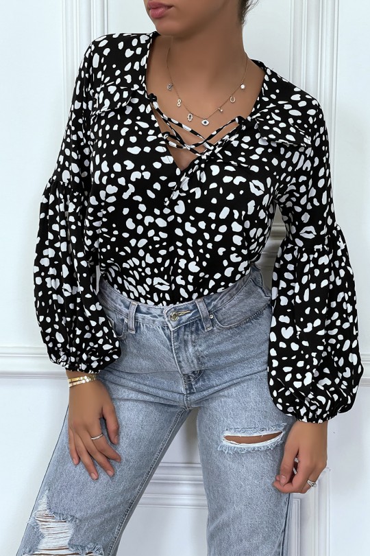 Blouse motif noir et blanc avec lacet et manches bouffante Blouse motif noir et blanc avec lacet et manches bouffante