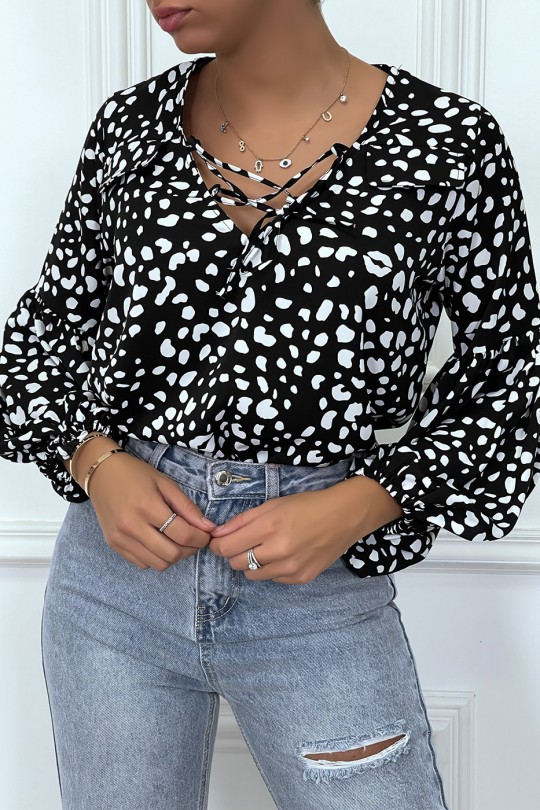 Blouse motif noir et blanc avec lacet et manches bouffante Blouse motif noir et blanc avec lacet et manches bouffante