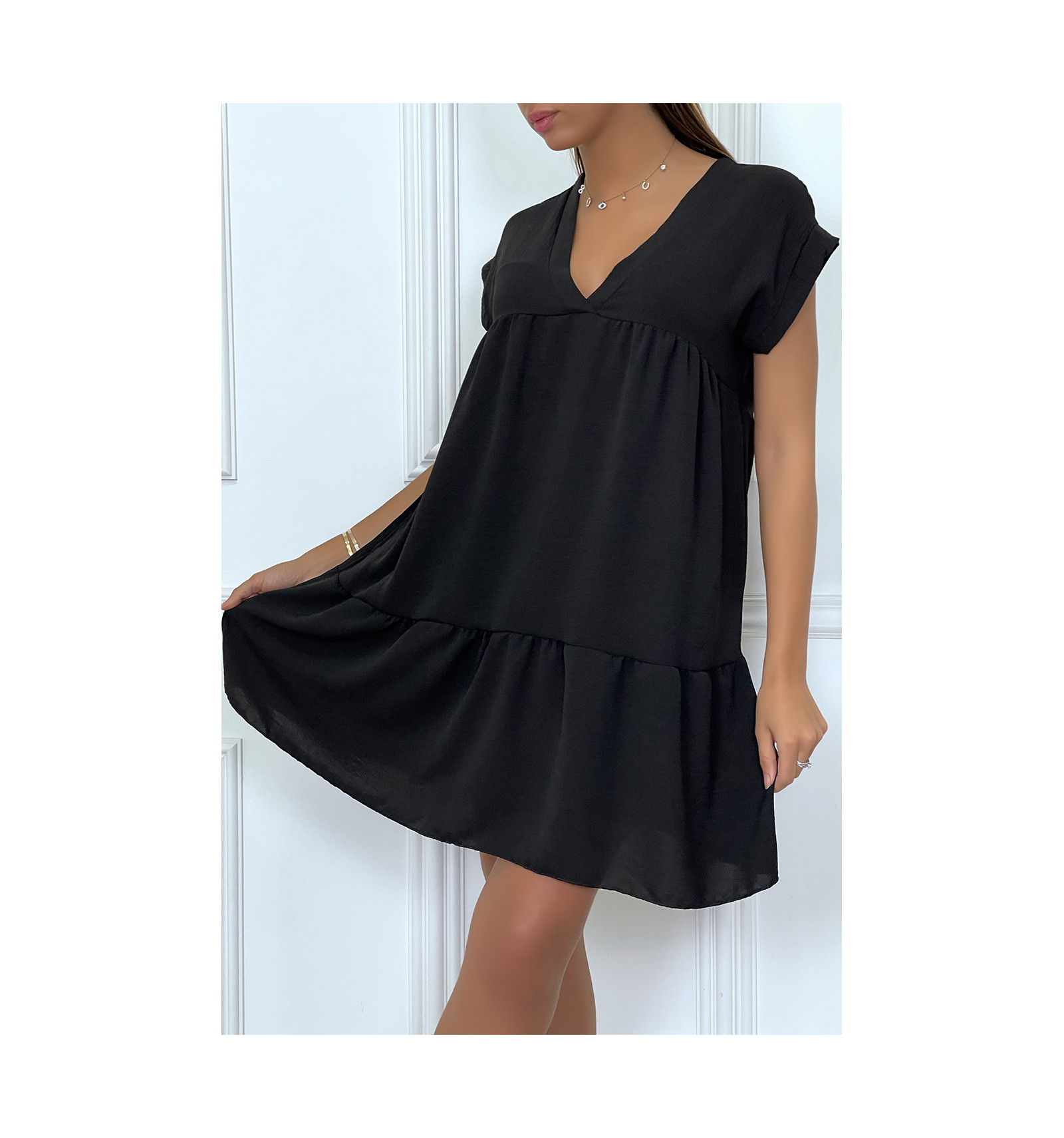 Robe courte fluide noire, à col v