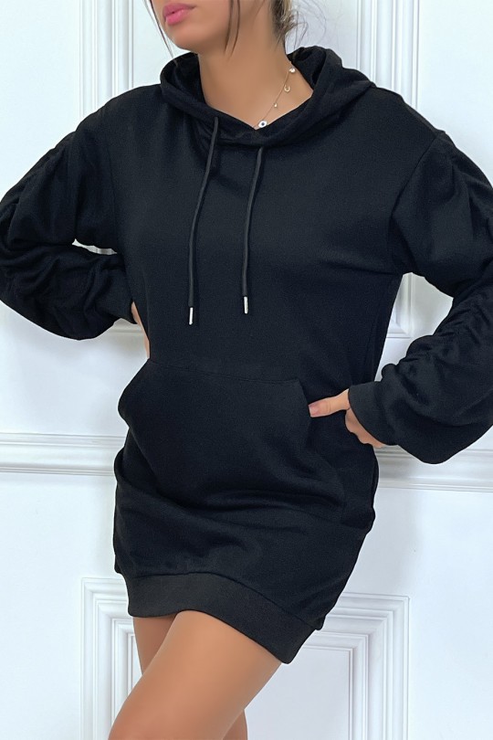 Lange zwarte hoodie met pofmouwen en aangerimpelde mouwen