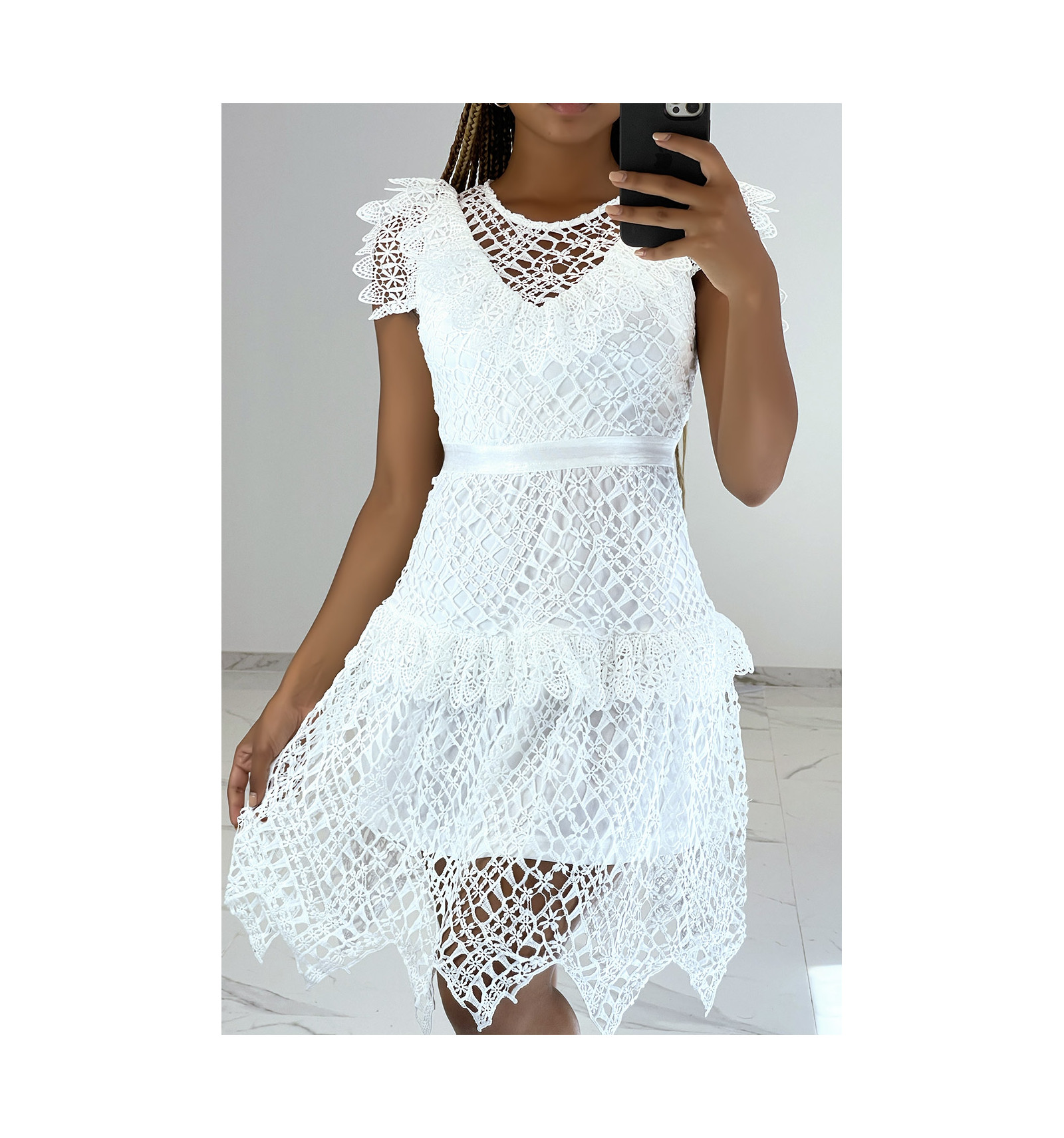 Robe blanche milongue très chic ajourée et brodée à volants