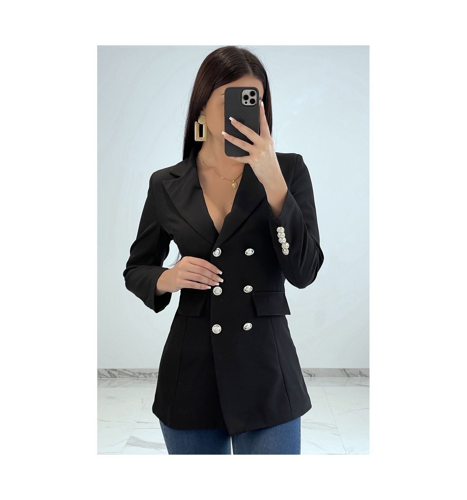 Blazer noir cintr?� avec boutons dor?�s.