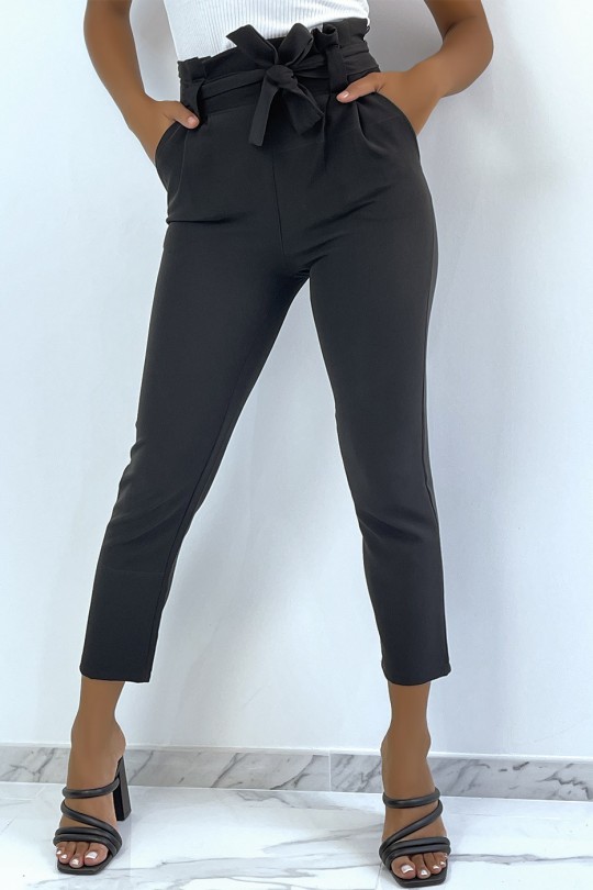 Zwarte cargobroek met hoge taille, zakken en riem. Dames broek