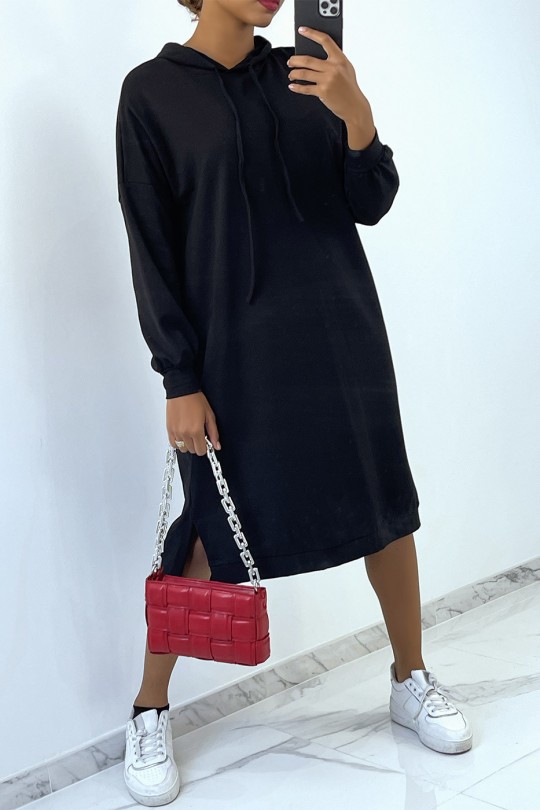 Longue robe sweat over size en noire avec capuche Longue robe sweat over size en noire avec capuche