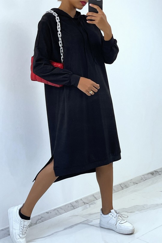 Longue robe sweat over size en noire avec capuche Longue robe sweat over size en noire avec capuche