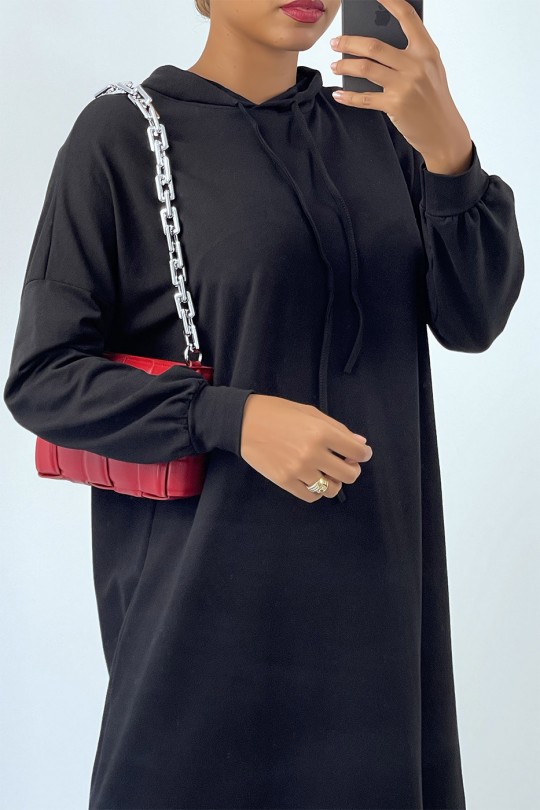 Longue robe sweat over size en noire avec capuche Longue robe sweat over size en noire avec capuche