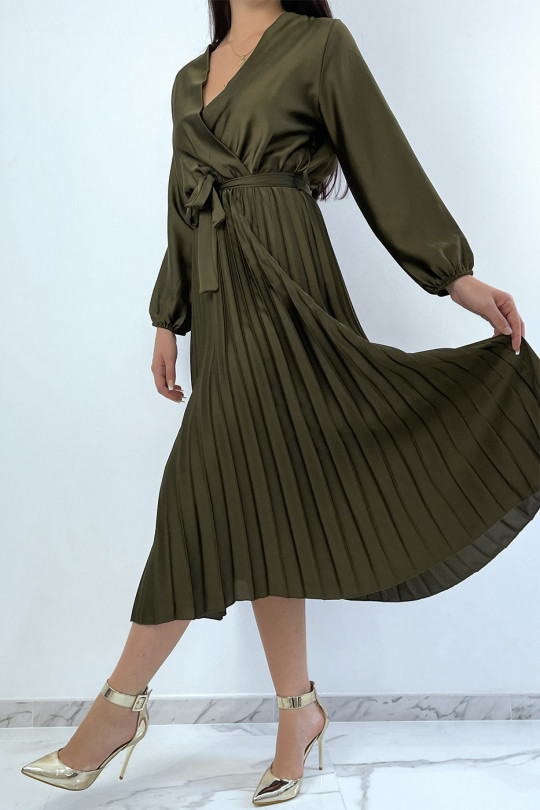 Longue robe kaki satiné croisé au buste et plissé en bas Longue robe kaki satiné croisé au buste et plissé en bas