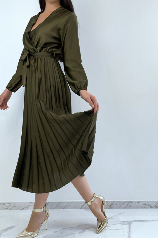 Longue robe kaki satiné croisé au buste et plissé en bas Longue robe kaki satiné croisé au buste et plissé en bas