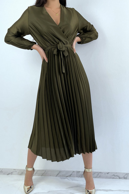 Longue robe kaki satiné croisé au buste et plissé en bas Longue robe kaki satiné croisé au buste et plissé en bas