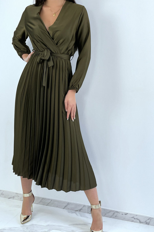 Longue robe kaki satiné croisé au buste et plissé en bas Longue robe kaki satiné croisé au buste et plissé en bas