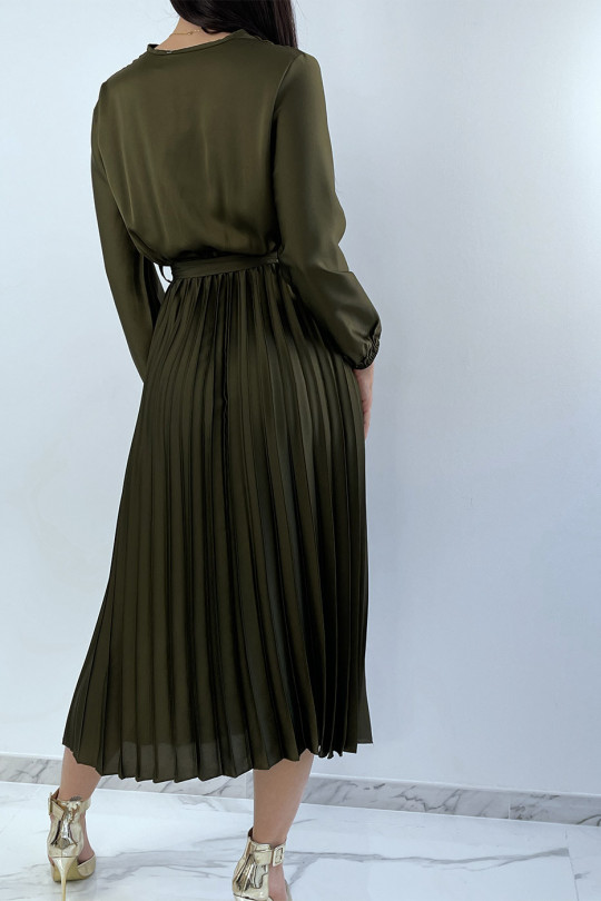 Longue robe kaki satiné croisé au buste et plissé en bas Longue robe kaki satiné croisé au buste et plissé en bas