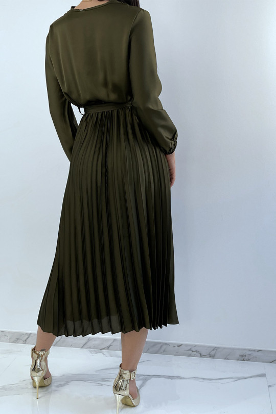 Longue robe kaki satiné croisé au buste et plissé en bas Longue robe kaki satiné croisé au buste et plissé en bas