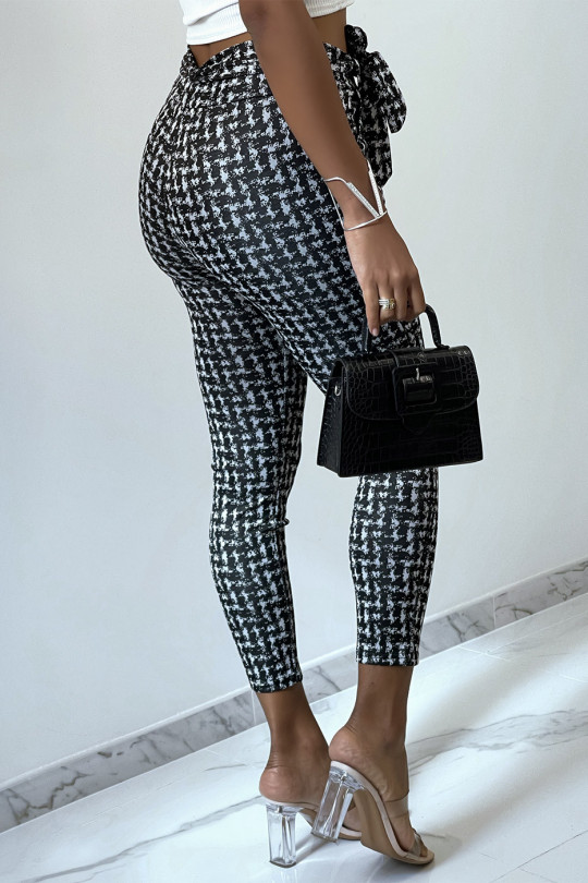 Pantalon slim noir avec motif poches et ceinture Pantalon slim noir avec motif poches et ceinture