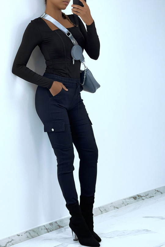 Pantalon slim noir elastique à grandes poches style cargo Pantalon slim noir elastique à grandes poches style cargo