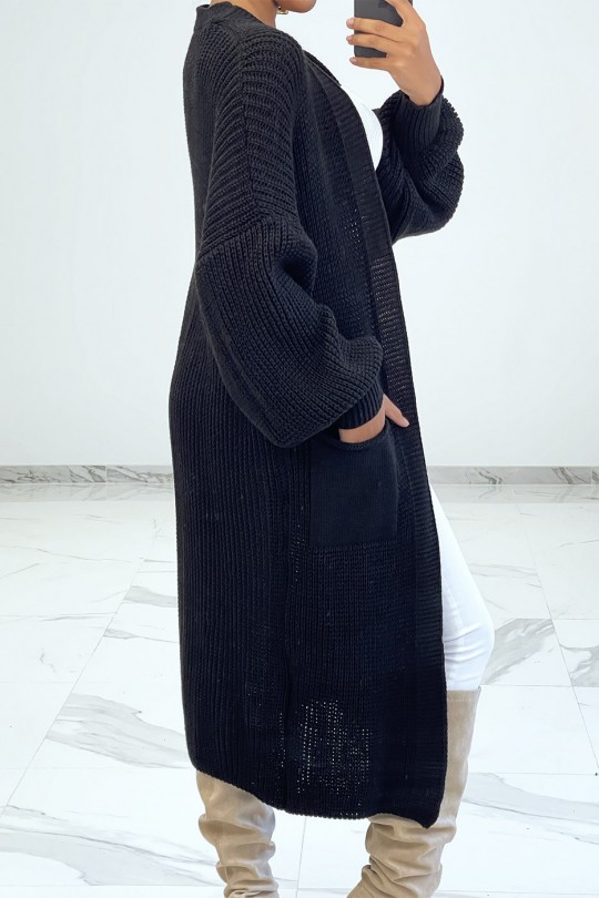 Gilet noir long en grosse maille et à manches bouffantes Gilet noir long en grosse maille et à manches bouffantes