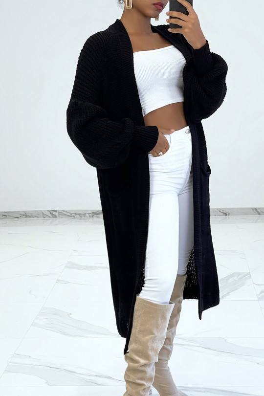Gilet noir long en grosse maille et à manches bouffantes Gilet noir long en grosse maille et à manches bouffantes