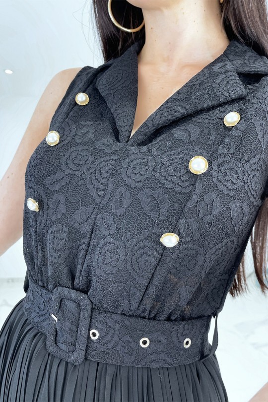 Robe noire plissée en dentelle avec boutons dorés Robe noire plissée en dentelle avec boutons dorés