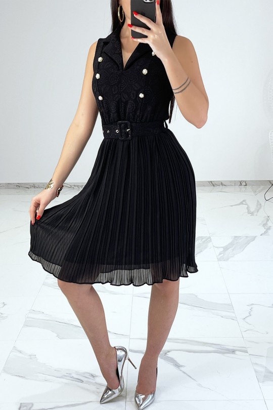 Robe noire plissée en dentelle avec boutons dorés Robe noire plissée en dentelle avec boutons dorés
