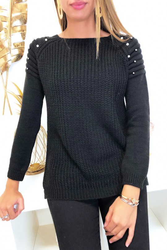 Mooie zwarte sweater met ronde schouders in bikerstijl met parels Mooie zwarte sweater met ronde schouders in bikerstijl met parels