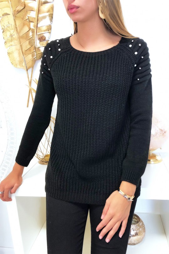 Mooie zwarte sweater met ronde schouders in bikerstijl met parels Mooie zwarte sweater met ronde schouders in bikerstijl met parels