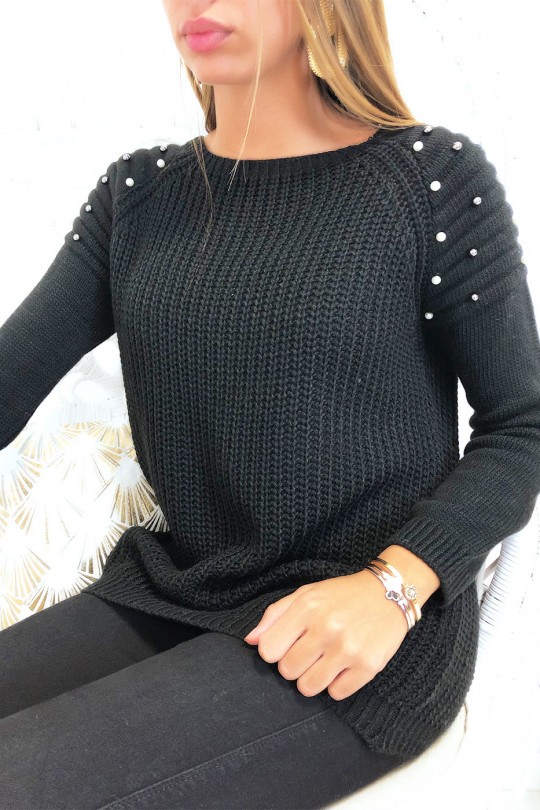Mooie zwarte sweater met ronde schouders in bikerstijl met parels Mooie zwarte sweater met ronde schouders in bikerstijl met parels