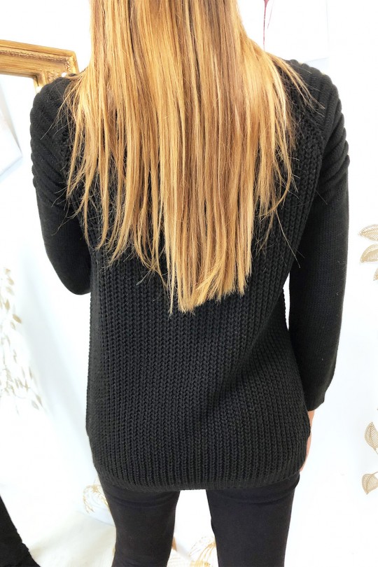 Mooie zwarte sweater met ronde schouders in bikerstijl met parels Mooie zwarte sweater met ronde schouders in bikerstijl met parels