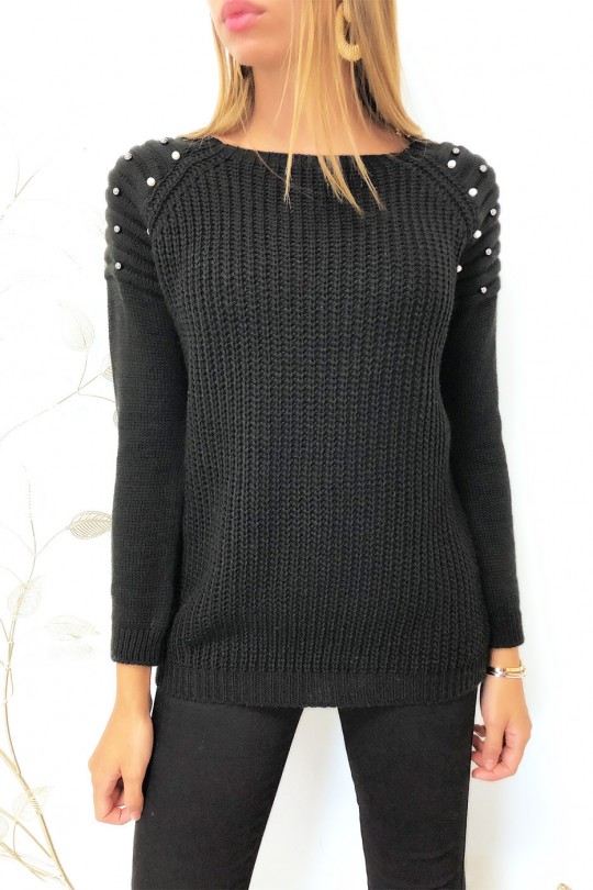 Mooie zwarte sweater met ronde schouders in bikerstijl met parels Mooie zwarte sweater met ronde schouders in bikerstijl met parels