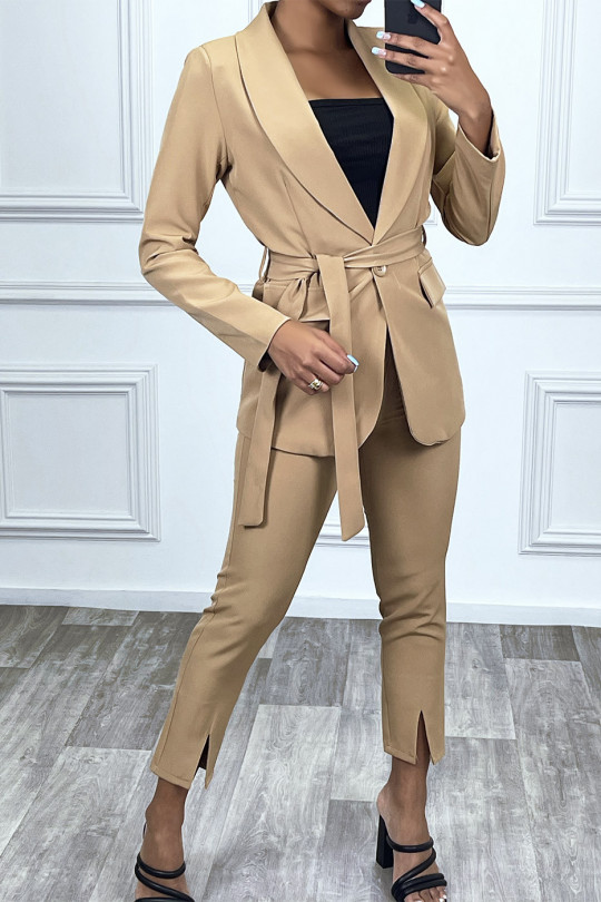 Ensemble tailleur camel avec pantalon à fente Ensemble tailleur camel avec pantalon à fente