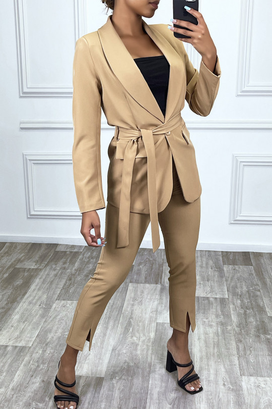 Ensemble tailleur camel avec pantalon à fente Ensemble tailleur camel avec pantalon à fente