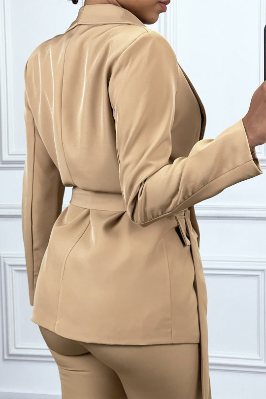 Ensemble tailleur camel avec pantalon à fente Ensemble tailleur camel avec pantalon à fente