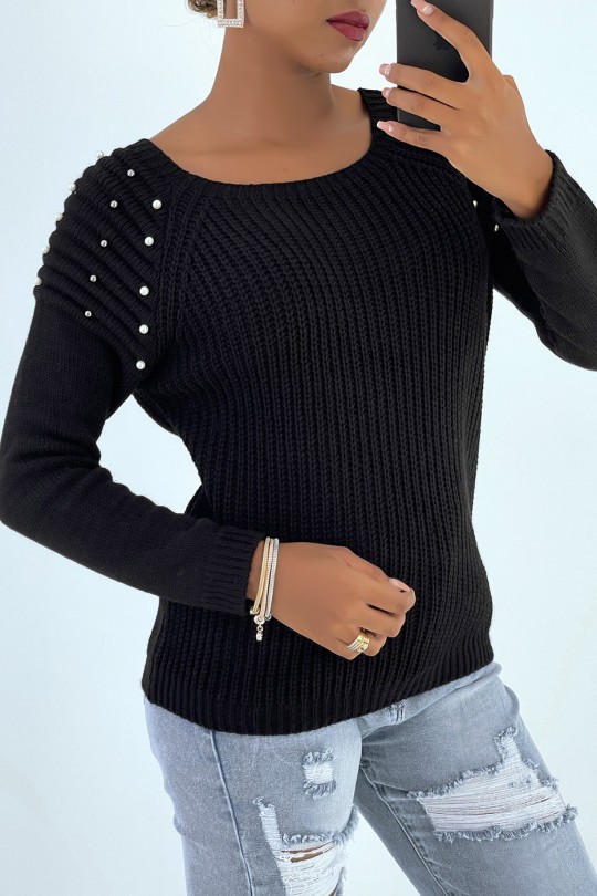 Mooie zwarte sweater met ronde schouders in bikerstijl met parels Mooie zwarte sweater met ronde schouders in bikerstijl met parels