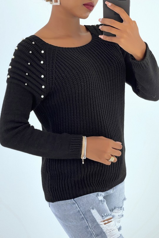 Mooie zwarte sweater met ronde schouders in bikerstijl met parels Mooie zwarte sweater met ronde schouders in bikerstijl met parels
