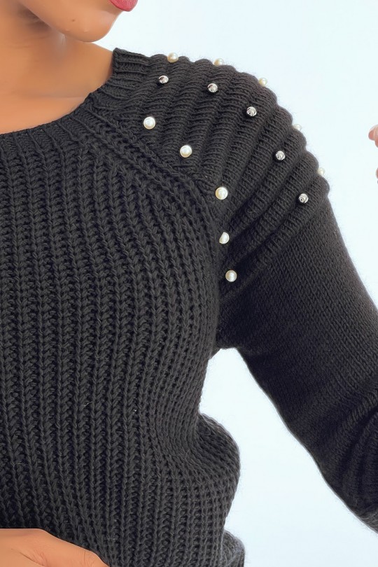 Mooie zwarte sweater met ronde schouders in bikerstijl met parels Mooie zwarte sweater met ronde schouders in bikerstijl met parels