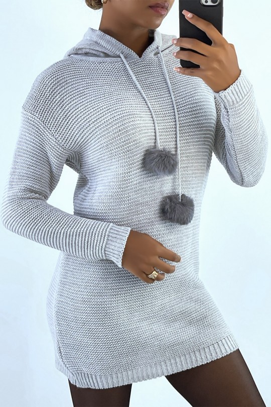 Grijze sweaterjurk met capuchon en pomponkant Grijze sweaterjurk met capuchon en pomponkant