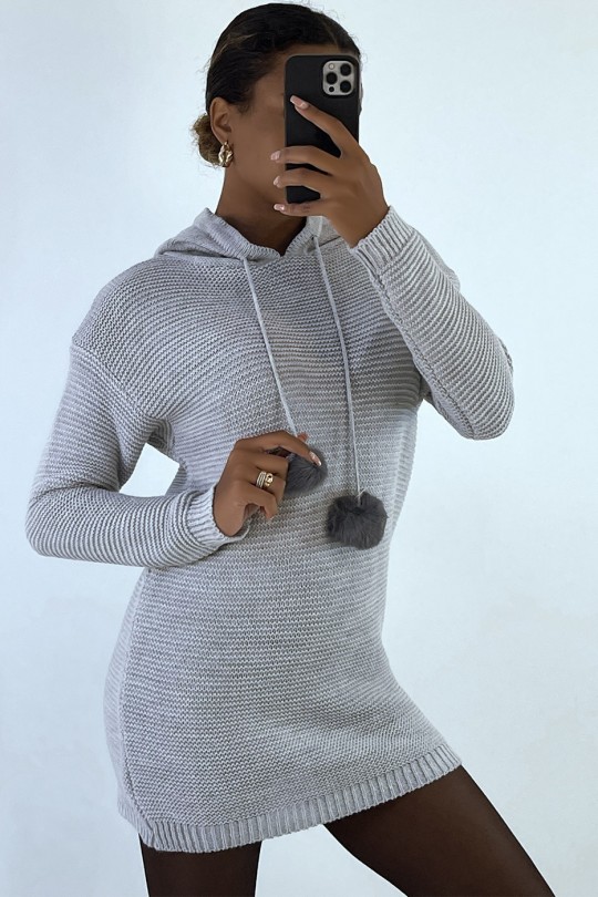 Grijze sweaterjurk met capuchon en pomponkant Grijze sweaterjurk met capuchon en pomponkant