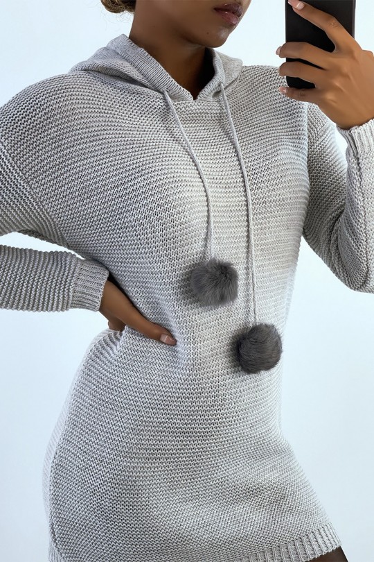 Grijze sweaterjurk met capuchon en pomponkant Grijze sweaterjurk met capuchon en pomponkant