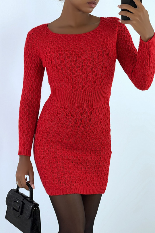 Magnifique robe pull rouge joliment tressé cintré à la taille Magnifique robe pull rouge joliment tressé cintré à la taille