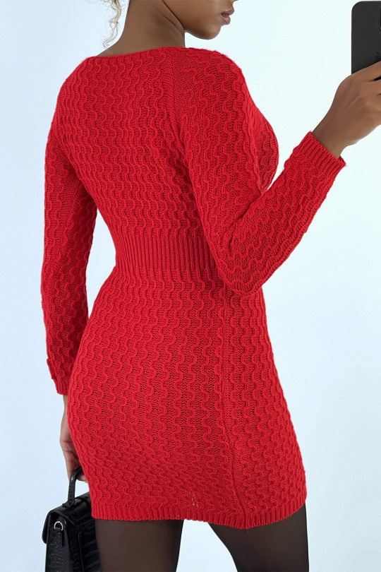 Magnifique robe pull rouge joliment tressé cintré à la taille Magnifique robe pull rouge joliment tressé cintré à la taille