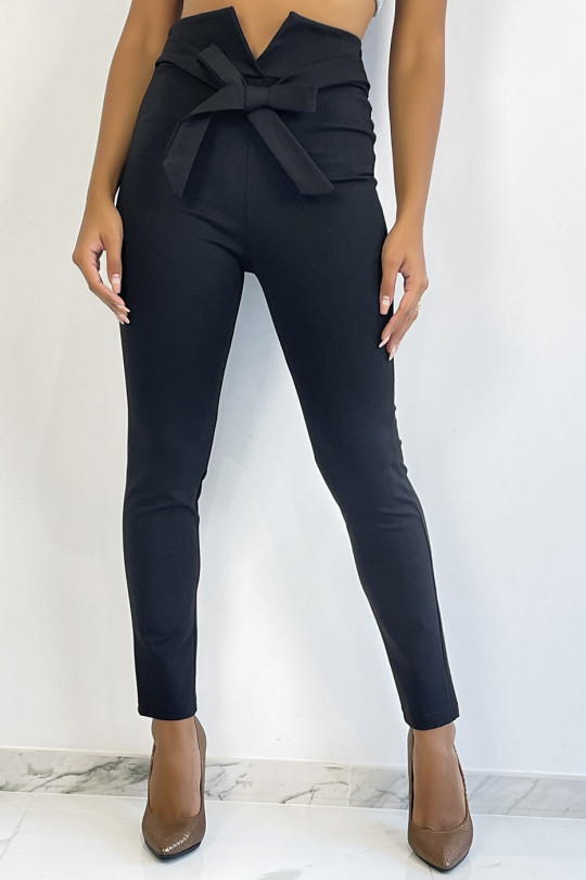 Pantalon slim noir taille haute avec ceinture et forme V Pantalon slim noir taille haute avec ceinture et forme V