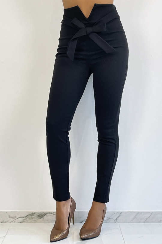 Pantalon slim noir taille haute avec ceinture et forme V Pantalon slim noir taille haute avec ceinture et forme V
