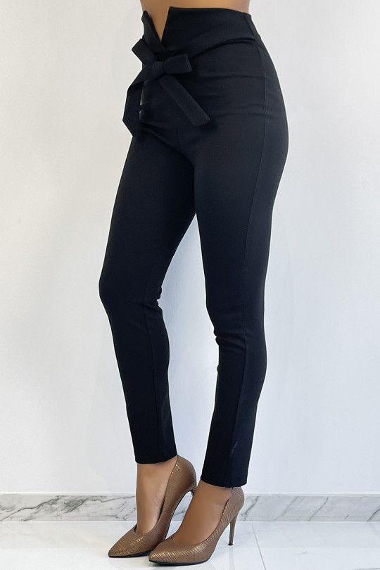 Pantalon slim noir taille haute avec ceinture et forme V Pantalon slim noir taille haute avec ceinture et forme V