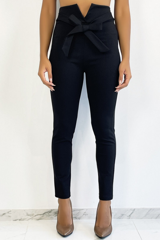 Pantalon slim noir taille haute avec ceinture et forme V Pantalon slim noir taille haute avec ceinture et forme V